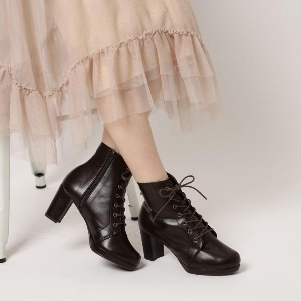 アーモンドトゥレースアップ厚底ショートブーツ