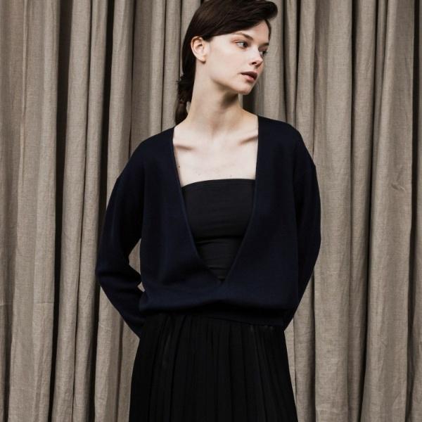 ミレニアムウールVネックニット