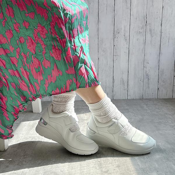 ストラップデザイン　エレガンス　ヒールアップスニーカー