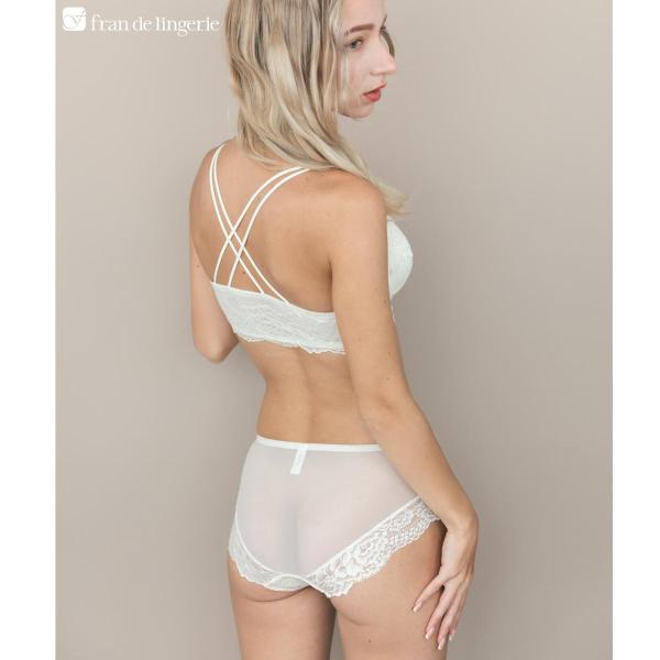 ベーシックな総レースで楽しむバッククロス×フロントホックしっかり盛って、デコルテ美人「クロスレース」