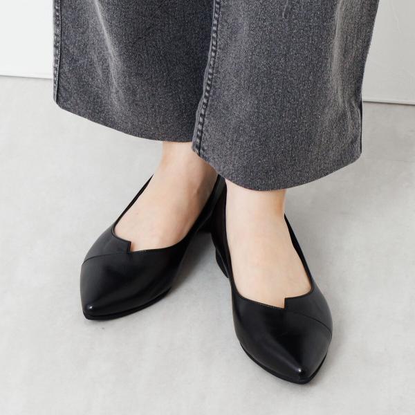 優しく包む、ラクできれい◇【25秋冬新作 】アシンメトリーVカットフラットパンプス/641316