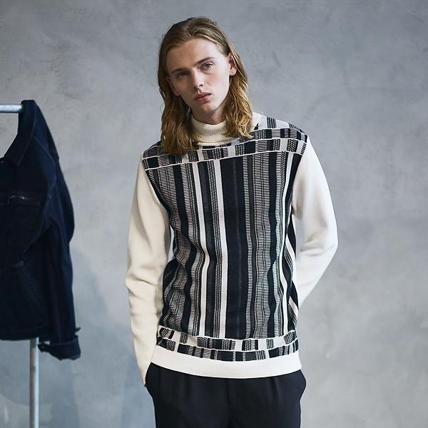 デジタルジャガード タートルネックニット