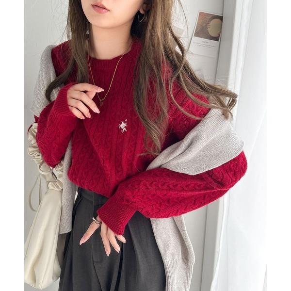 レトロ上品なトラッドテイスト。ワンポイント胸刺繍ケーブルニットプルオーバー