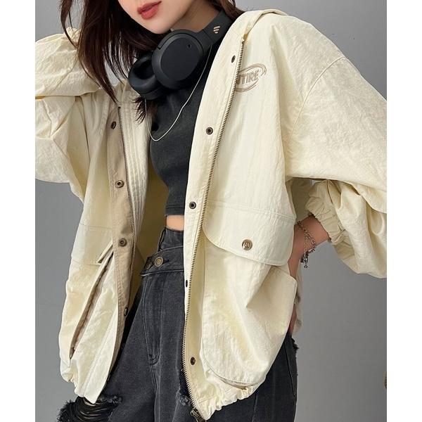 メンズライクなのに可愛く決まる。裏フリース胸刺繍配色トレーニングフード付きブルゾン