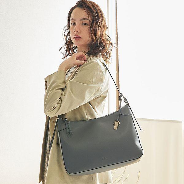 シンプルスムース　プレートチャーム付ラージショルダーバッグ