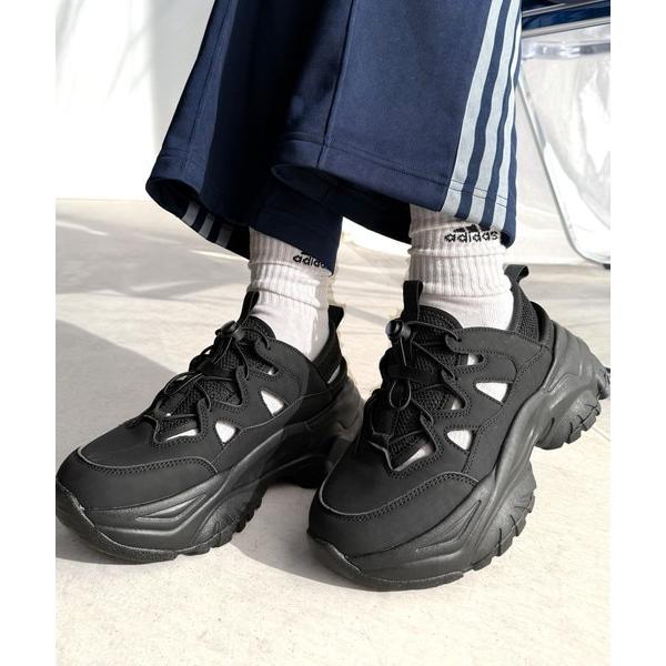 《Javaジャバコラボ》 歩きやすさと抜け感を両立。厚底スニーカーサンダル