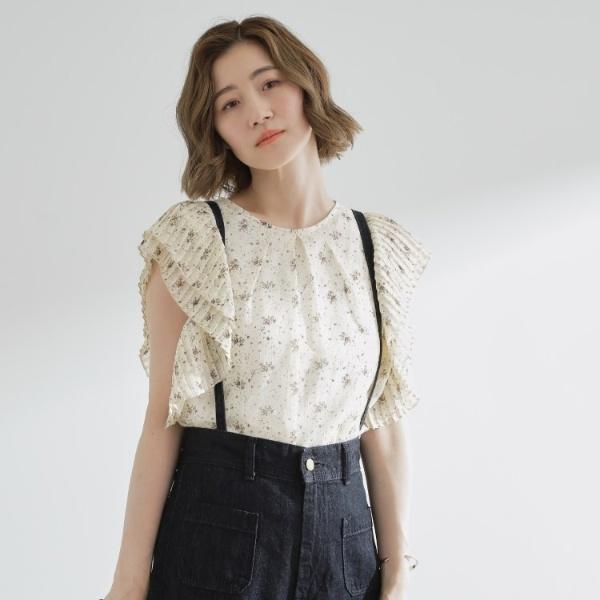 プリーツが彩る 華やか花柄ブラウス