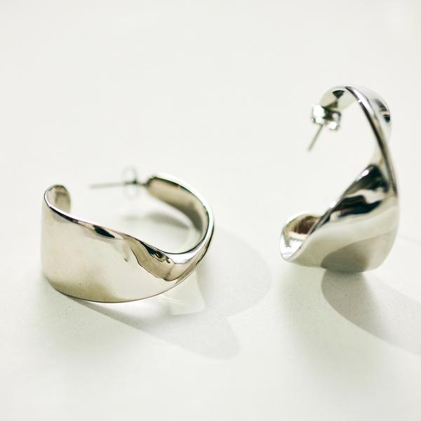 ひねりフープピアス