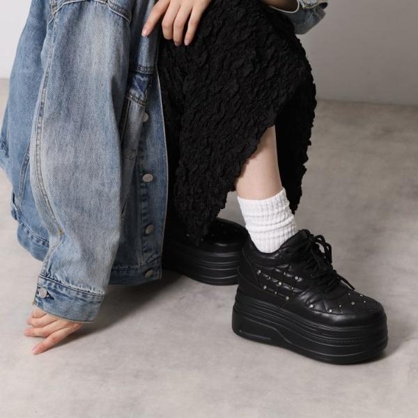 きゅんフィット厚底フラットキルティングスタッズスニーカー