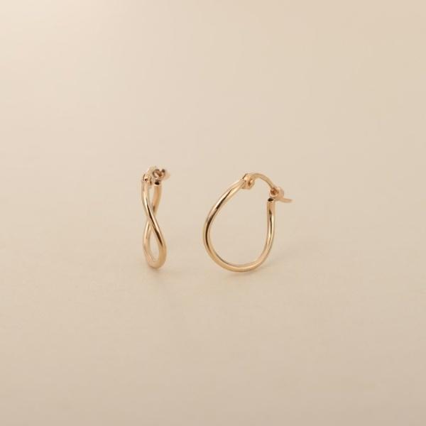 K10ウェーブフープピアス