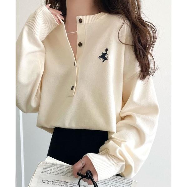 25AW新作《Javaジャバコラボ》顔周りスッキリ＆胸元刺繍で映える♪配色刺繍ヘンリーネックニット