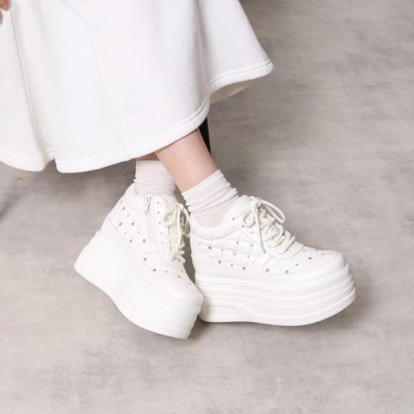 きゅんフィット厚底フラットキルティングスタッズスニーカー