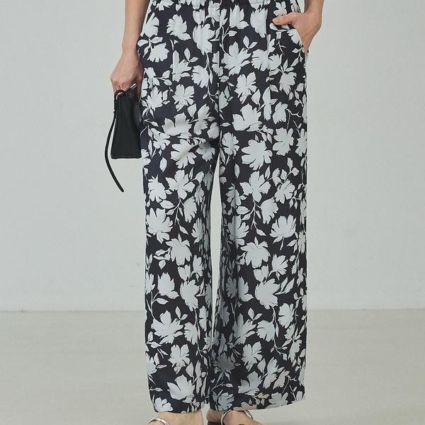 【さりげなく華やぐ大人の花柄】シルエットフラワーパンツ