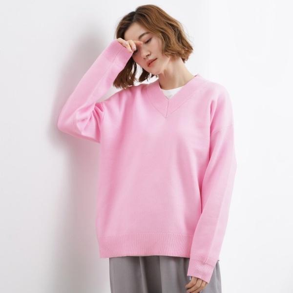 ラフさときれいめを両立する、大人のスウェットライクVネックニット