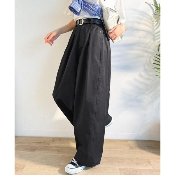 《JaVaジャバコラボ》 トレンド感たっぷりの最旬シルエット。タックバレルレッグパンツ