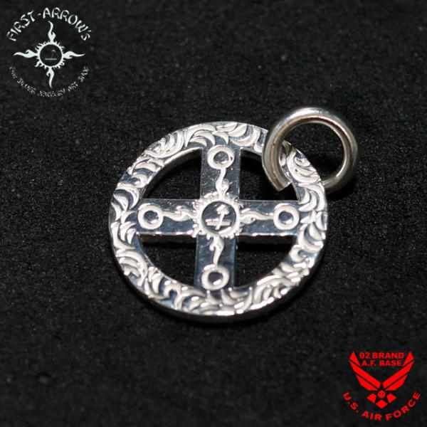 ポイント2倍!!ファーストアローズ 唐草両面彫り メディスンホイールメタル チェーンフック受け 丸カ...