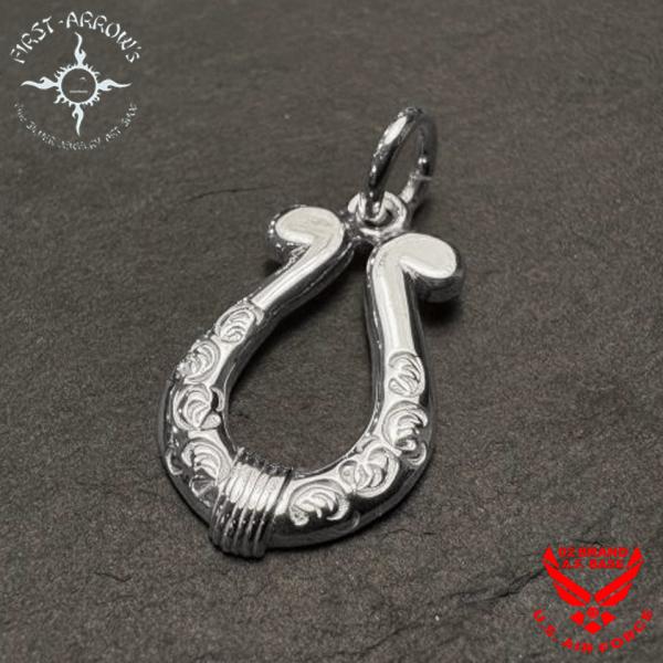 ポイント2倍!!ファーストアローズ カラ草彫り Horseshoe Mサイズ ペンダントトップ FI...