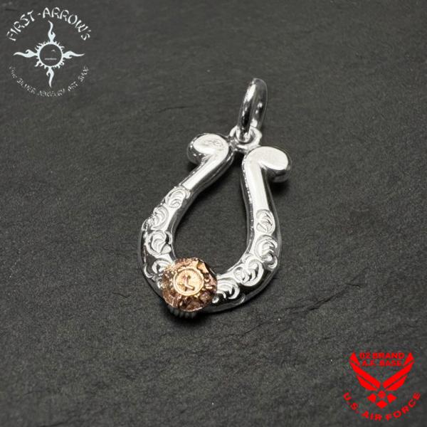 ポイント2倍!!ファーストアローズ K18付 カラ草彫りHorseshoe Mサイズ ペンダントトッ...