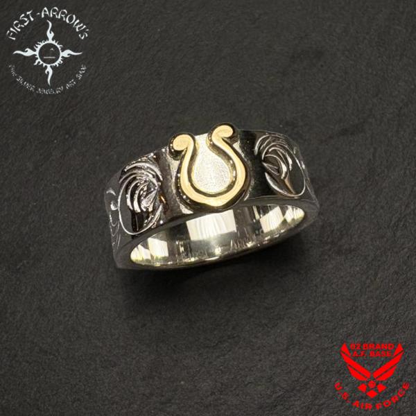 ポイント2倍!!ファーストアローズ K18Horseshoe付 カラ草彫り 平打ち8mm リング F...