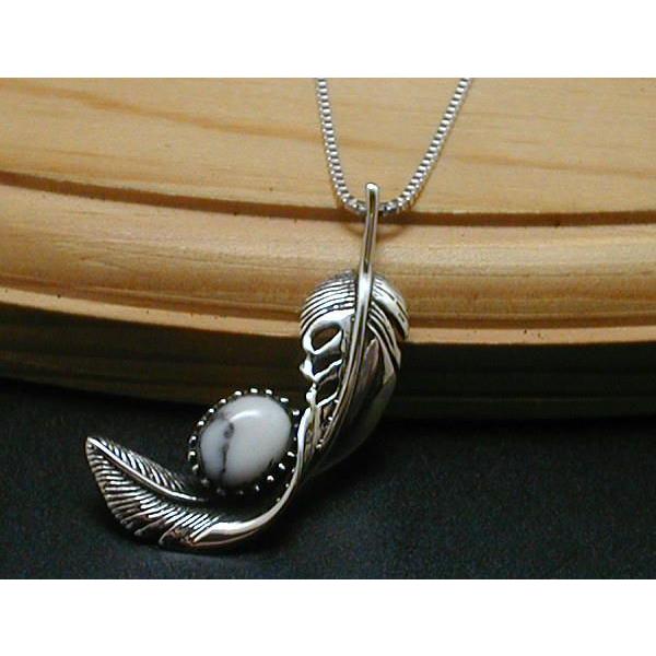 大きめのフェザーにホワイトバッファローを付けたネックレスPGS50vtシルバー925ベネチアンチェー...