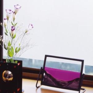 飛散防止効果のある窓飾りシート (大革命アルファ) GH-9208 92cm丈×90cm巻 貼りつける 日本製 賃貸 簡単 糊残りしない 貼り直し UV ガラス 紫外線の商品画像