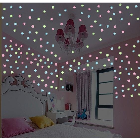 ウォールステッカー 雪の結晶 蓄光シール 暗い所で光る 夜空 きれいな 5色 約50枚入り 蛍光