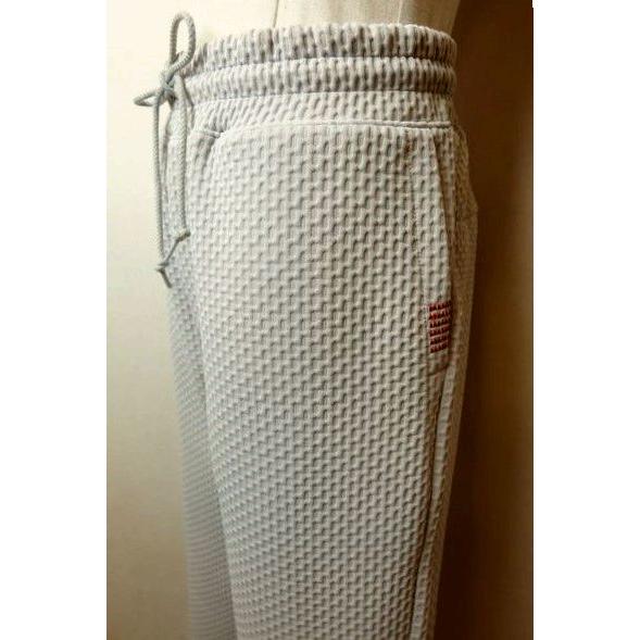 コードビー CODE:B イージーパンツ グレー オールシーズン定番品 ストレッチパンツ エンボス加...