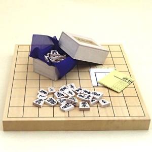 将棋盤セット 本榧に次ぐ 緻密なヒバ１寸卓上接合盤 竹と山形天童の正式書体 白椿上彫将棋駒桐箱り