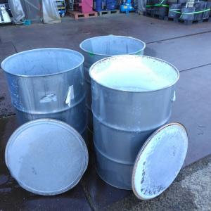 C2A【棚本富イカ3011052WW1(3)有】ドラム缶メッキ外面と中赤サビ発生 鉄製フタ付 止めバンド無し 直径56cm位 90cm高さ 中サビ色附着 ※送料別途
