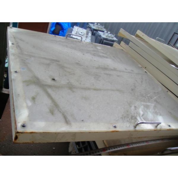 2A【棚0202308-2】アクリル板透明付き 鉄アングル枠ドアー 90×95cm位