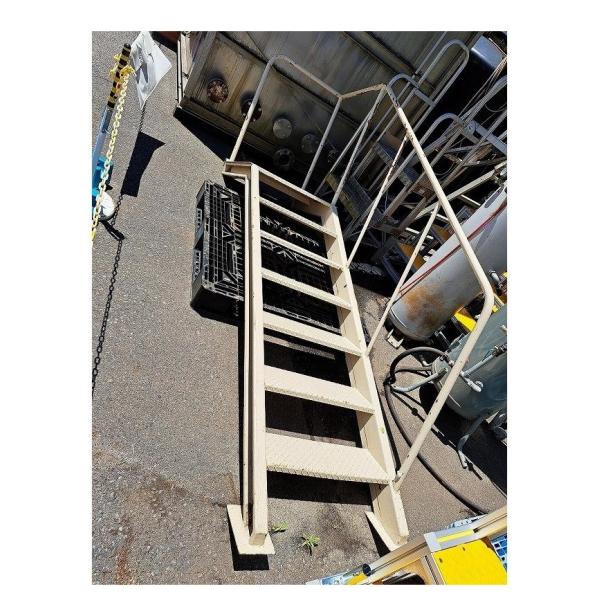 c3A【棚長イ斉060511-8】鉄階段7段ステップ 巾60奥行20 ステージまで長さ215cm 手...