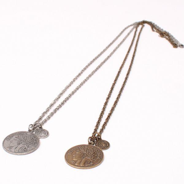 飽きのこないダブルコインネックレス