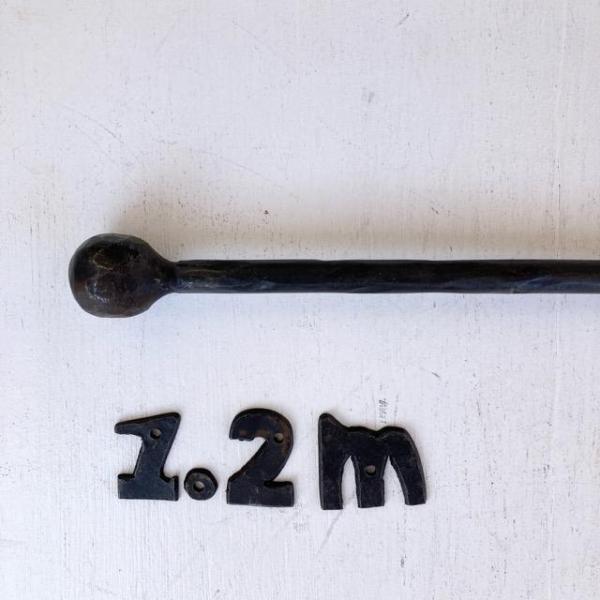 インド　手打ちの黒鉄棒 1x120cm　丸　アイアンポール　カーテンポール　ロートアイアン　鍛鉄　間...