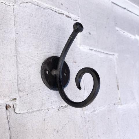 インド　手打ちの黒鉄　ぐるぐるフック　S　DIY　収納　ハンギング　鉄物　壁掛け　ポールフック　アイ...