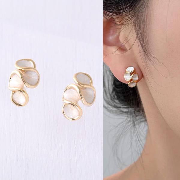 ウエーブデザイン ピアス スパイラルデザイン ベージュ ゴールド 普段使い シンプルデザイン