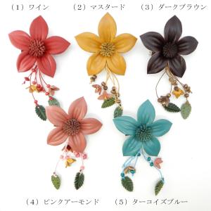 レザーブローチ 花 フラワー 揺れるデザイン ...の詳細画像1