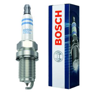 Bosch Automotive Double Platinum Spark Plug - Up to 3X Longer Life for Seleの商品画像