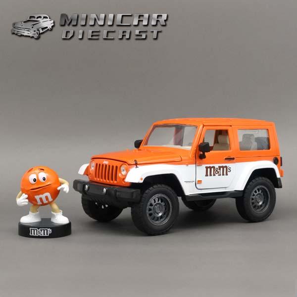 1/24 箱入り ミニカー m&amp;m&apos;s 2007 JEEP WRANGLAR フィギュア付き オレン...