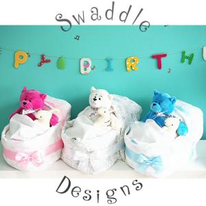 おむつケーキ 出産祝い ゆりかご スワドル おくるみ スタイ ラトル peacebearぬいぐるみ 男の子 女の子