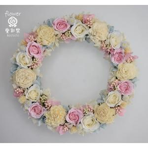 玄関ドアに カラフルなドライフラワーのウェルカムリース 白の切り文字