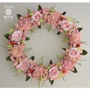 プリザーブドフラワーリース ピンクのバラにピンク系の小花