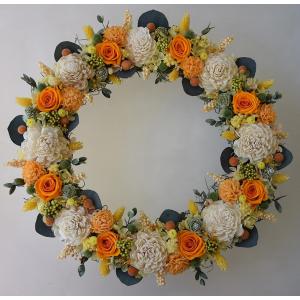 オレンジ色のバラに白のソーラフラワー　黄色の小花も入った明るい色合いのプリザーブドフラワーリース　ギフト プレゼント 誕生日｜aisaisai