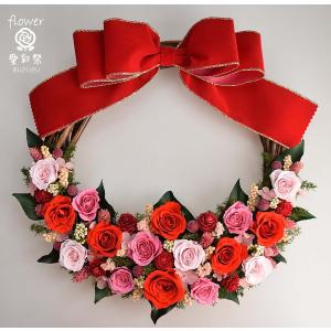 赤いリボンのクリスマスリース 大きなサイズ ヒイラギの葉と木の実