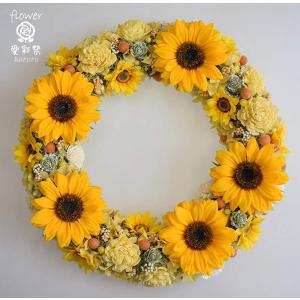 オレンジのクレセントリース○ドライフラワー ドライフラワーリース オレンジ色のソーラーフラワーと黄色のお花