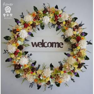 玄関ドアに オレンジ色のバラと白のソーラーフラワー プリザーブド