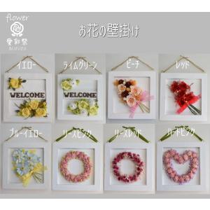 玄関ドアに 白とピンクのお花のかわいらしい色合いのウェルカムリース