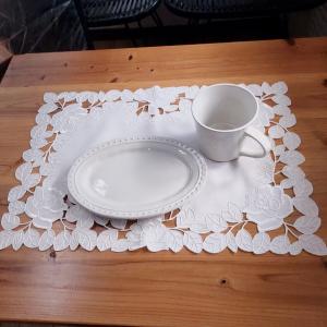 テーブルセンター 30×45cm ランチョンマットにもお勧め　ポスト投函で送料無料　真っ白 お洗濯簡単 可愛い おしゃれ エレガント シンプル ロングセラー テーブ
