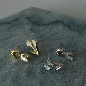 P195 ピアス イヤリング アシンメトリー 花 フラワー レディース プチプラアクセサリー 小ぶり シルバー ゴールド おしゃれ プレゼント オフィス シェル｜ajiro