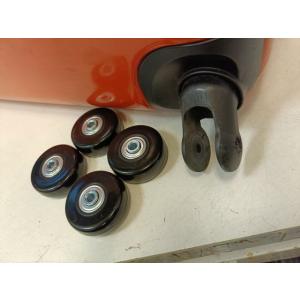 スーツケース修理　キャリーバッグ修理　キャスター交換修理(4か所)