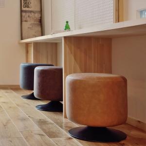 アウトレット 傷あり ラウンドスツール スツール チェア ソフトレザー 回転式 椅子 チェア 丸椅子 レトロ おしゃれ 一人暮らし 新生活